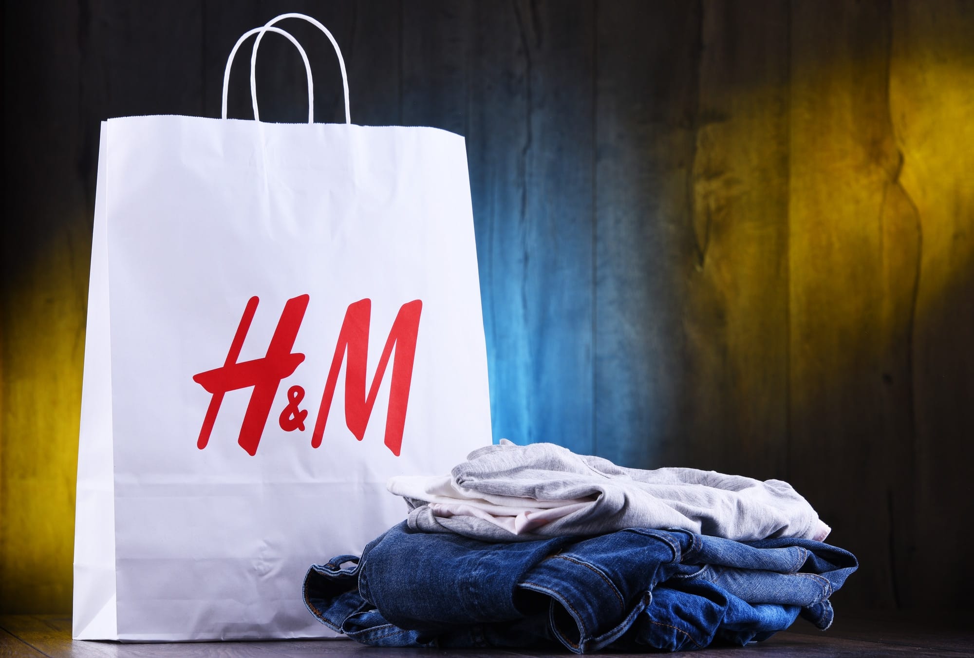 hm-swot-analysis H and M paper shoping bag