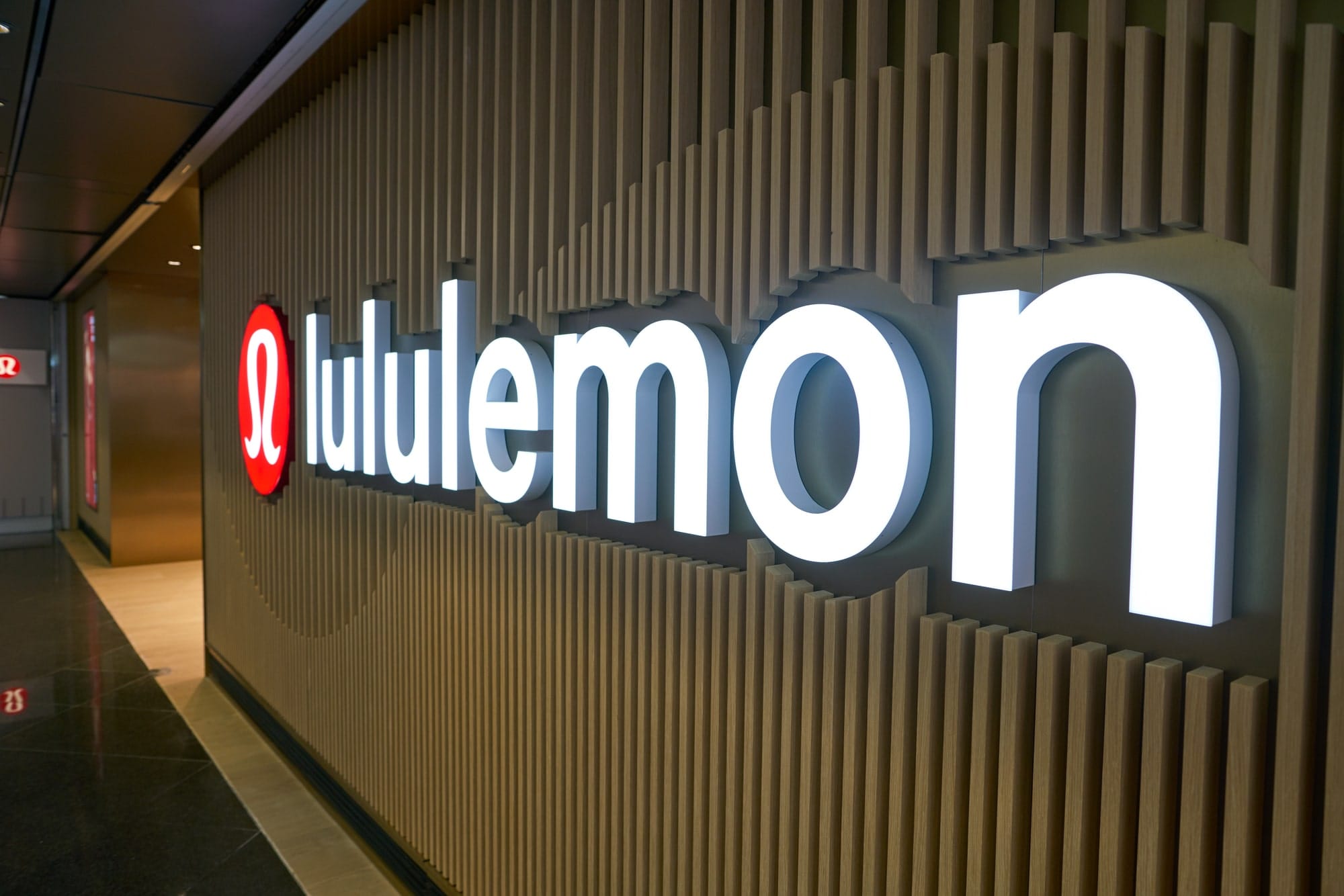 lululemon-swot-analysis-threats