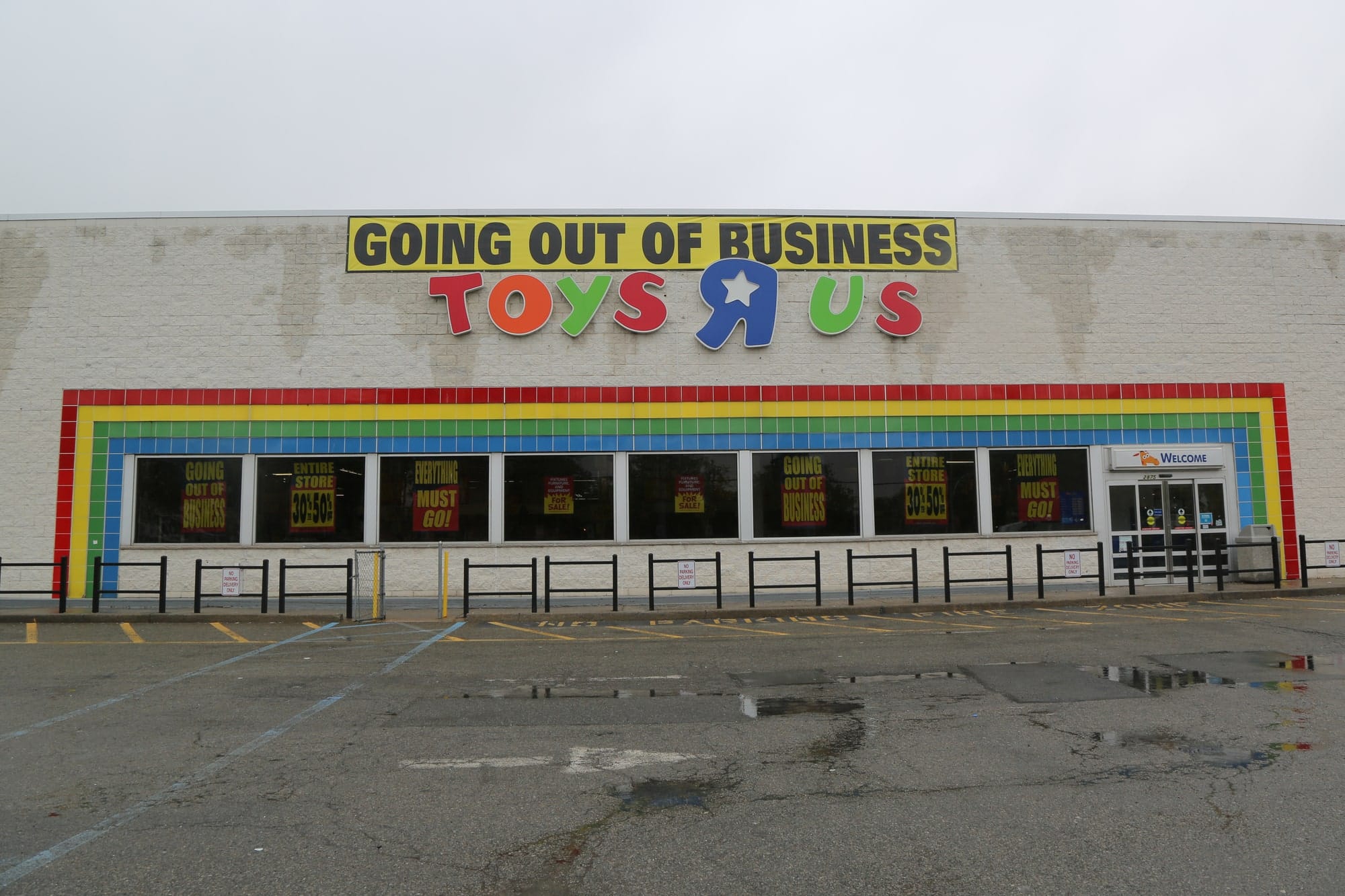 toys-r-us-swot-analysis-bankrupt