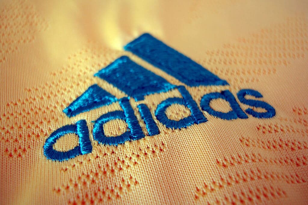 Resbaladizo loseta expedido PESTLE Analysis of Adidas