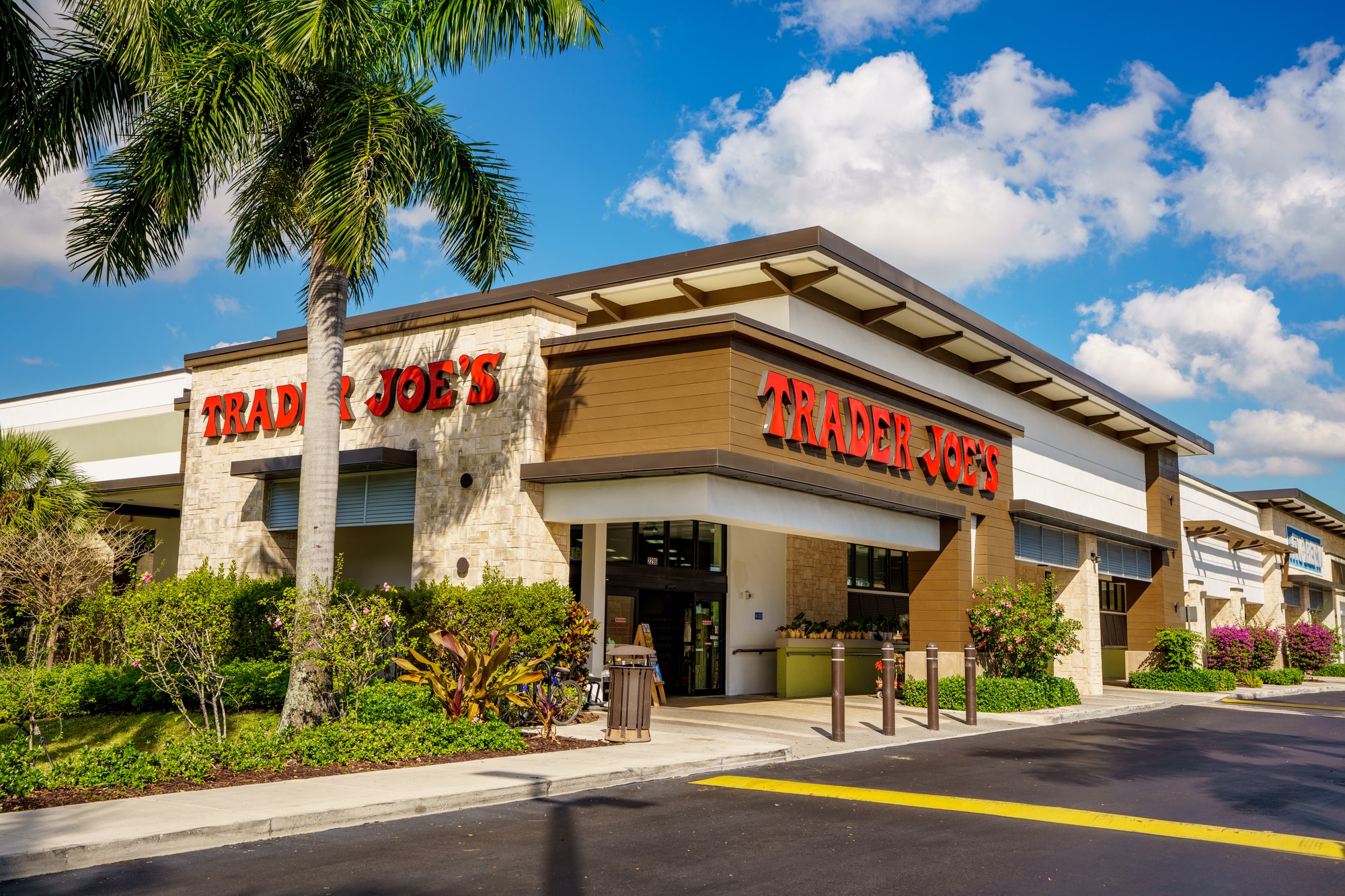 Trader Joe’s SWOT Analysis: Mitigating Threats in the Grocery Industry